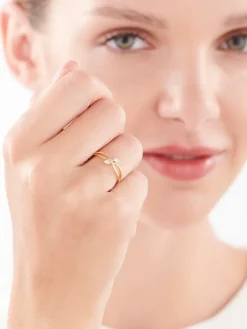 Pierścionek z żółtego złota z diamentami - 0,04 ct - próba 375