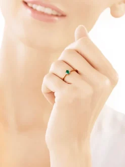 Pierścionek z żółtego złota z diamentami i szmaragdem - próba 375