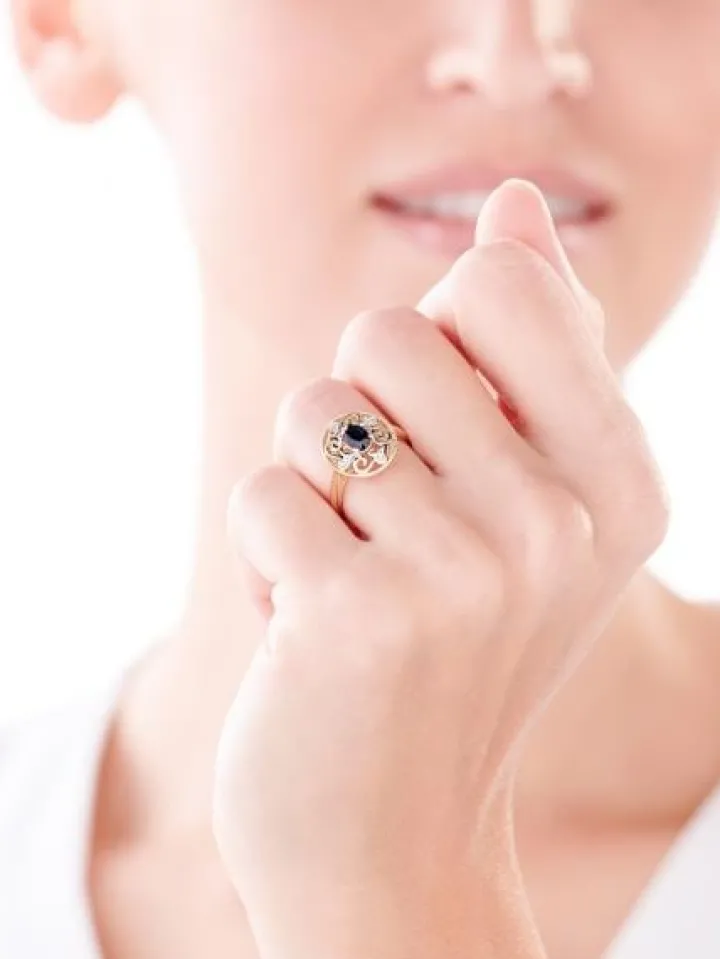 Pierścionek z żółtego złota z diamentami i szafirem - próba 585