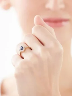 Pierścionek z żółtego złota z diamentami i szafirem - próba 585