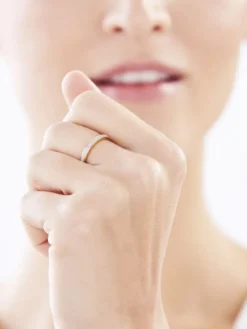 Pierścionek z żółtego złota z diamentami - 0,04 ct - próba 375