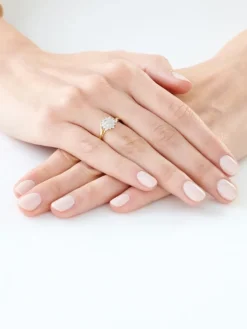 Pierścionek z żółtego złota z diamentami - 0,02 ct - próba 375