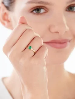 Pierścionek z żółtego złota z diamentami i szmaragdem - próba 375