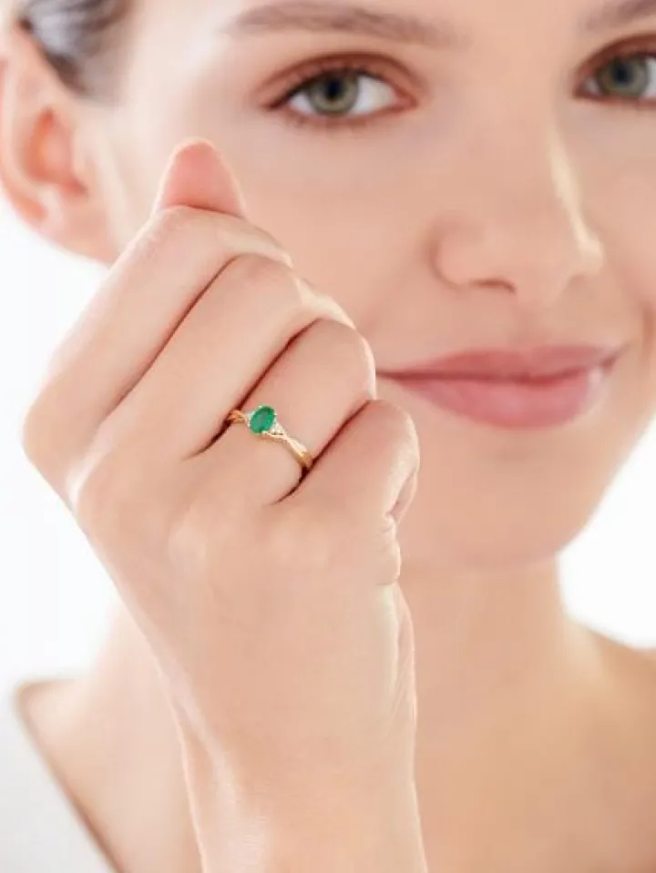 Pierścionek z żółtego złota z diamentami i szmaragdem - próba 585