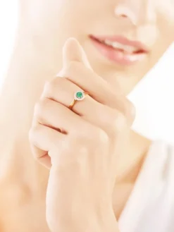 Pierścionek z żółtego złota z diamentami i szmaragdem - próba 375