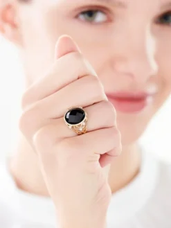 Pierścionek z żółtego złota z brylantami i onyksem - próba 585