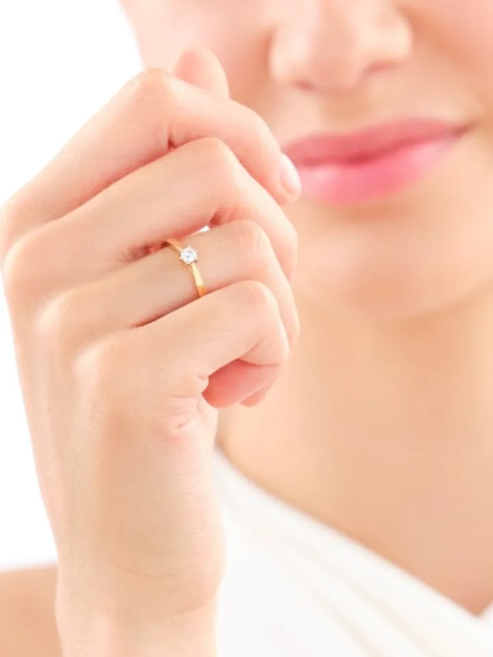 Pierścionek z żółtego złota z brylantem - 0,18 ct - próba 750