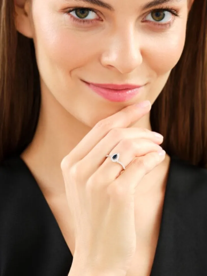 Pierścionek z żółtego złota z brylantami i szafirem - próba 585