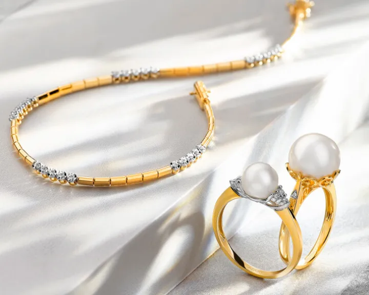 Pierścionek z żółtego złota z brylantami i perłą - próba 375