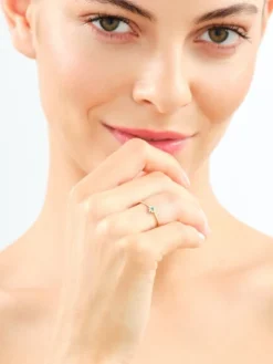 Pierścionek z żółtego złota z diamentami i szmaragdem - próba 585