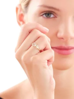 Pierścionek z żółtego złota z diamentami - piórko - 0,04 ct - próba 585