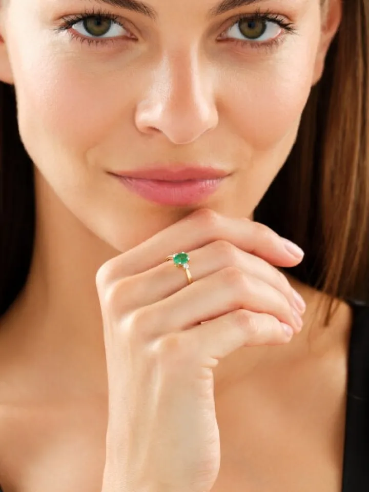 Pierścionek z żółtego złota z brylantami i szmaragdem - próba 750