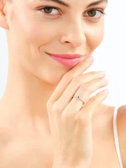 Pierścionek z żółtego złota z diamentami i szafirem - próba 585