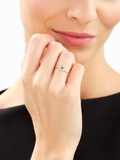 Pierścionek z żółtego złota z diamentami i szmaragdem - próba 585