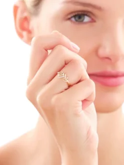 Pierścionek z żółtego złota z diamentami - piórko - 0,02 ct - próba 375