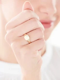 Pierścionek z żółtego złota z diamentem - sygnet - 0,004 ct - próba 375