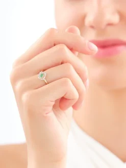 Pierścionek z żółtego złota z diamentami i szmaragdem - próba 585