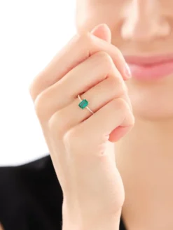 Pierścionek z żółtego złota z diamentami i szmaragdem syntetycznym - próba 585