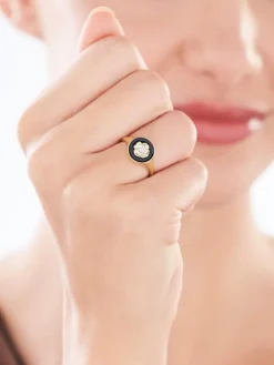 Pierścionek z żółtego złota z diamentem i emalią - sygnet, kwiat - 0,004 ct - próba 375