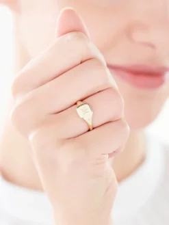 Pierścionek z żółtego złota z diamentami - sygnet - litera M - 0,01 ct - próba 375