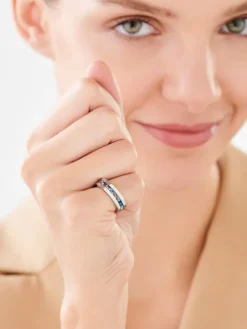 Pierścionek ze stali szlachetnej z detalem z masy żywicznej