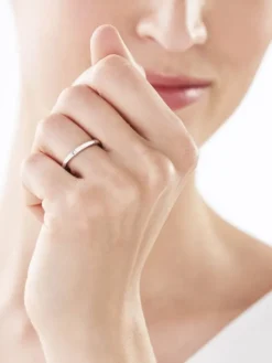 Pierścionek ze stali szlachetnej z cyrkonią