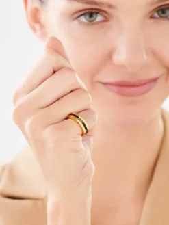 Pierścionek ze stali szlachetnej z detalem z masy żywicznej