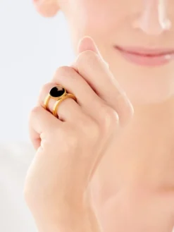 Pierścionek ze stali szlachetnej z detalem z masy żywicznej