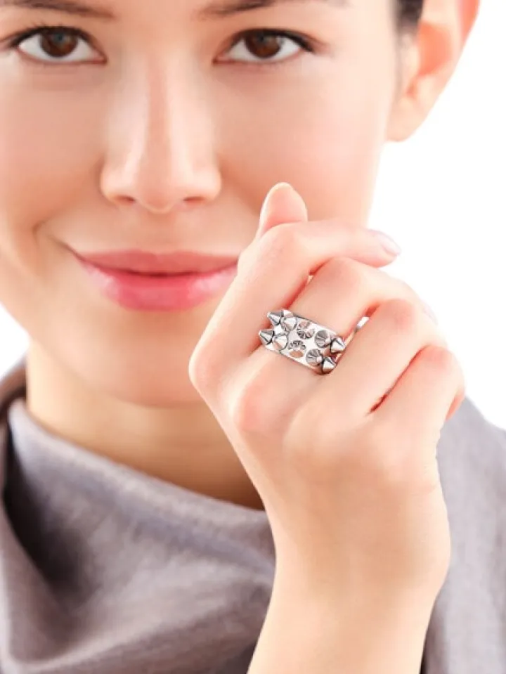 Pierścionek ze stali szlachetnej - ćwieki