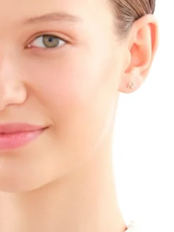 Pojedynczy kolczyk z żółtego złota z diamentem - litera N - 0,004 ct - próba 375