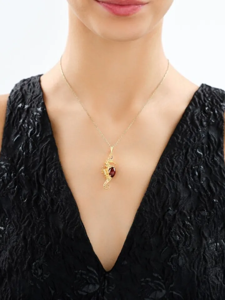 Zawieszka srebrna z bursztynem - konik morski