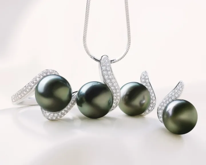 Zawieszka z białego złota z brylantami i perłą Tahiti - próba 585