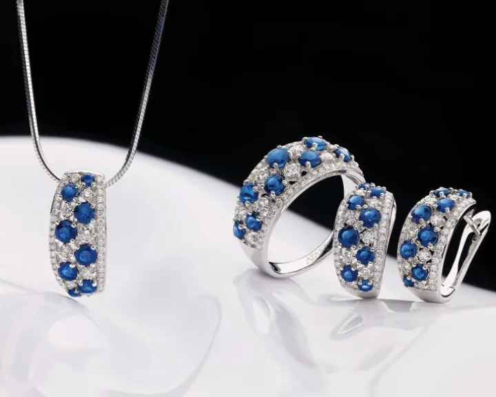 Zawieszka z białego złota z brylantami i szafirami - próba 585