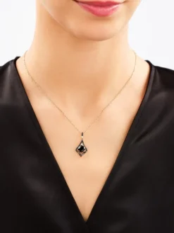 Zawieszka z żółtego złota z brylantami i onyksem - próba 585