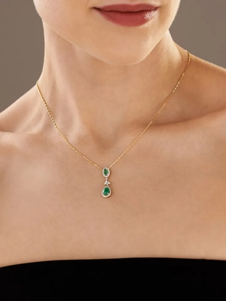 Zawieszka z żółtego złota z brylantami i szmaragdami - próba 585