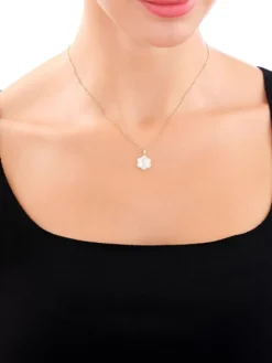 Zawieszka z żółtego złota z diamentami - medalik Matka Boska - próba 375