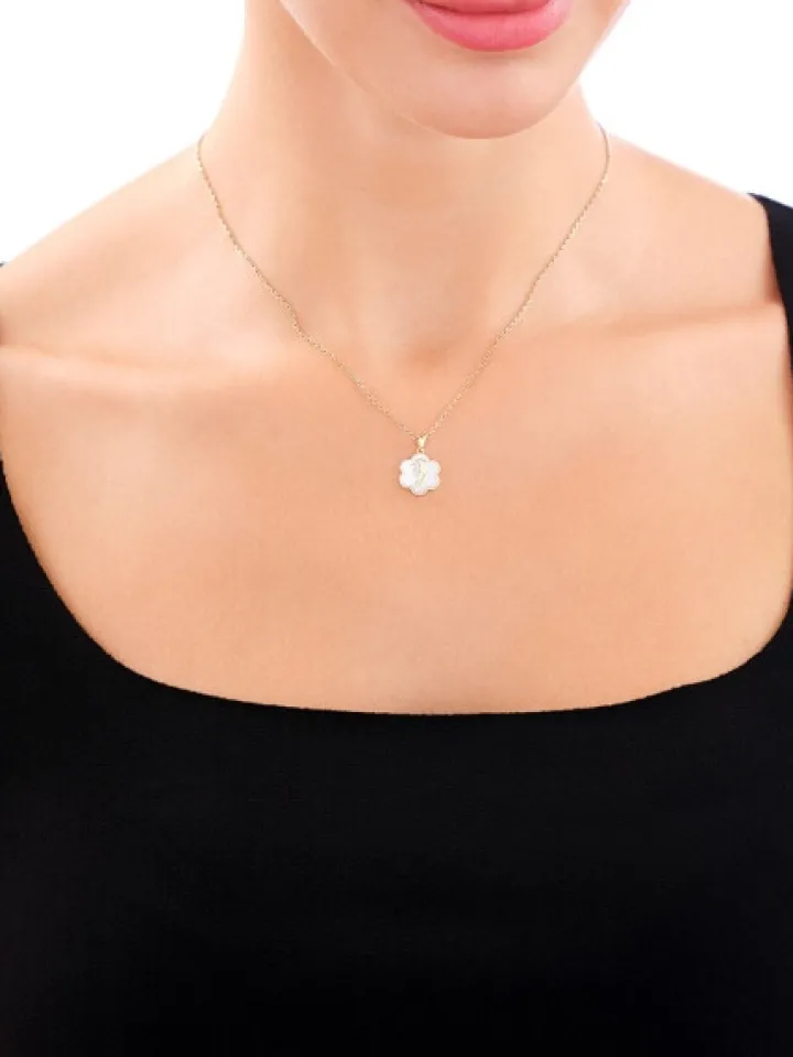 Zawieszka z żółtego złota z diamentami - medalik Matka Boska - próba 375