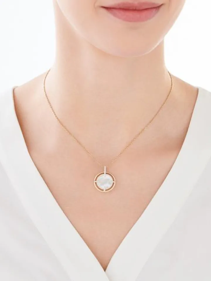 Zawieszka z żółtego złota z diamentami i masą perłową - próba 585