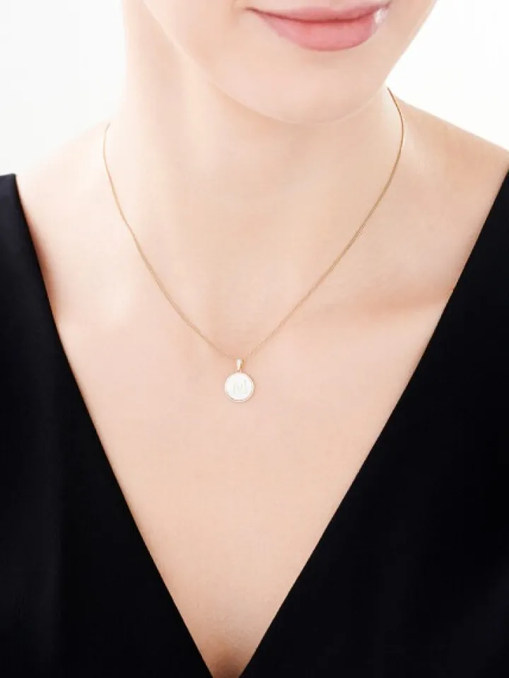 Zawieszka z żółtego złota z diamentem i masą perłową - litera M - próba 375