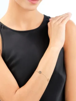 Złota bransoletka z onyksem - kwiaty