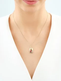 Złota zawieszka z emalią - medalik z wizerunkiem Chrystusa