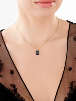 Złota zawieszka z kryształem syntetycznym