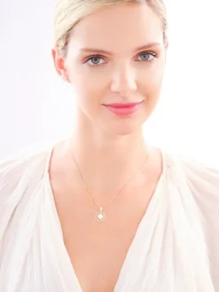 Złota zawieszka z masą perłową - kwiat