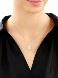 Złota zawieszka z opalitem