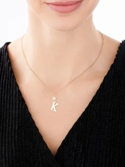 Złota zawieszka z perłą - litera K