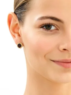 Złote kolczyki z granatami syntetycznymi