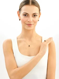 Złote kolczyki z granatami syntetycznymi