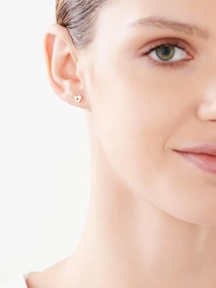 Złote kolczyki z rubinami syntetycznymi - serca