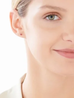 Złote kolczyki z rubinem syntetycznym