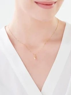 Złoty naszyjnik, kostka